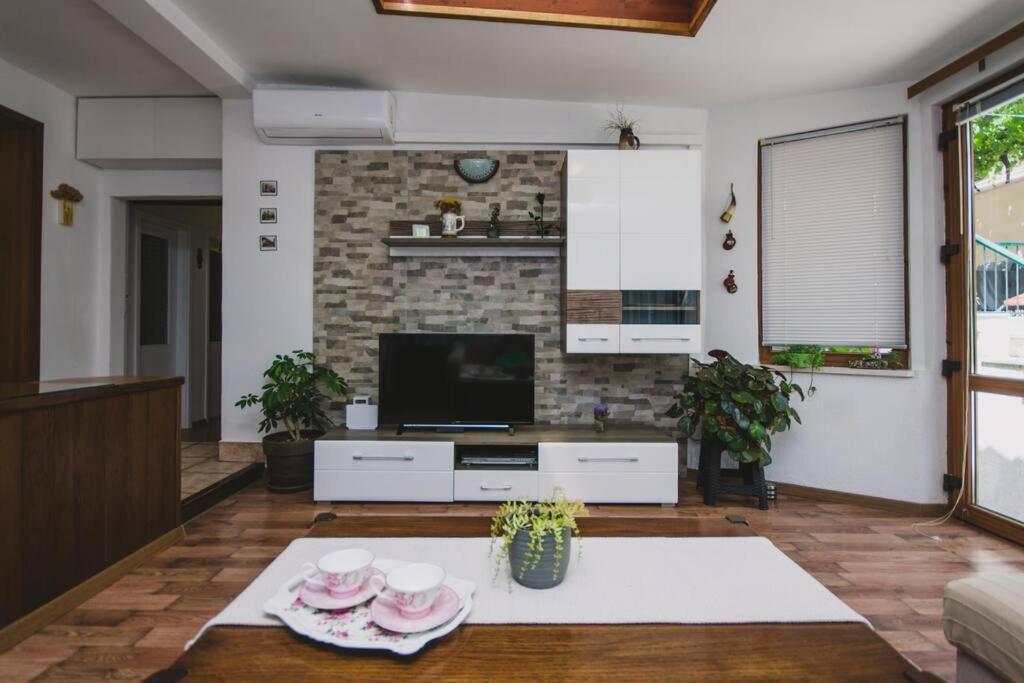 Marjan Hill 3-Br Apt,5 Guests Private Garden Near Beach Split Exterior foto